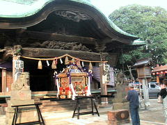 社殿と神輿の写真