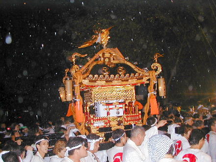 雨の中、大人神輿がお宮入りしている様子の写真（その２）